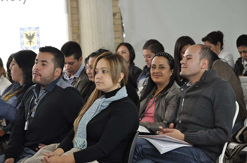 Personas escchando el seminario